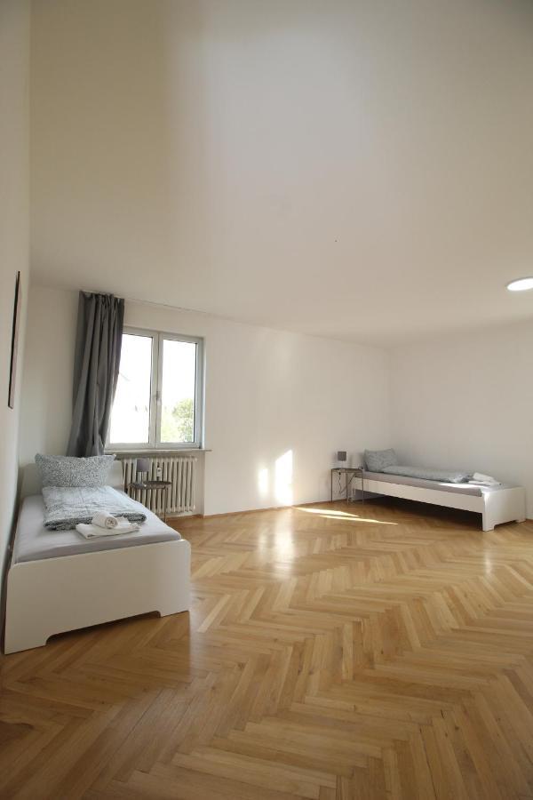 Apartmenthaus Kitzingen - Grosszuegige Wohnungen Fuer Je 6 Personen Mit Balkon Luaran gambar