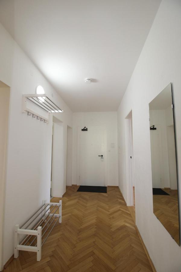 Apartmenthaus Kitzingen - Grosszuegige Wohnungen Fuer Je 6 Personen Mit Balkon Luaran gambar